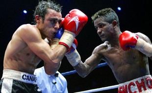 Brahim Asloum lors de son combat contre Lorenzo Parra, le 5 décembre 2005.