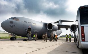 Le dernier avion britannique parti de Kaboul ramène les derniers diplomates et des civils afghans vers la Grande-Bretagne le 29 août 2021.