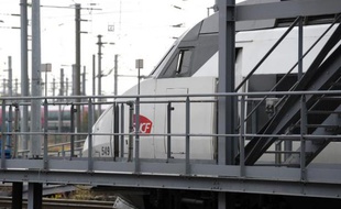 Un TGV au centre de maintenance de Pantin, près de Paris, le 11 octobre 2013