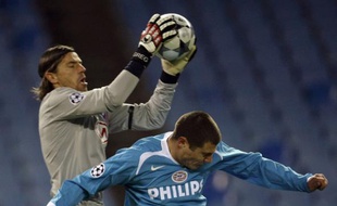 Grégory Coupet intervient devant le Danois Koevermans lors du match de Ligue des Champions entre l'Atlético et le PSV, le 26 novembre 2008.
