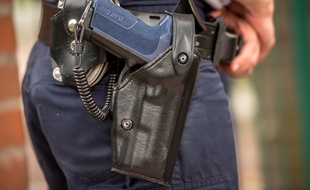 Illustration d'un policier et de son arme
