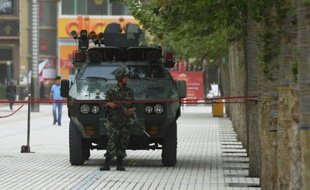 Des policiers militaires en position sur une place de Hotan, dans le Xinjiang, le 16 avril 2015