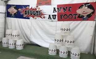 Le stand de chamboule-tout à l'effigie d'Anne Hidalgo attire les curieux