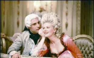 Au sortir de l'adolescence, Marie-Antoinette découvre un monde hostile et codifié, un univers frivole où chacun observe et juge l'autre sans aménité. Mariée à un homme maladroit qui la délaisse, elle est rapidement lassée par les devoirs de représentation qu'on lui impose.