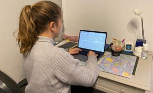 Victoire, chez elle, en train de travailler ses cours.