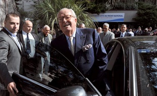 Jean-Marie Le Pen quitte le congrès du FN, le 23 septembre 2012 à La Baule-Escoublac.