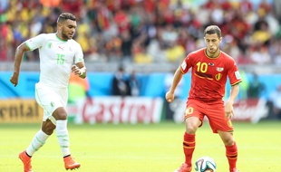Eden Hazard face à El Arabi Soudani lors du match Belgique-Algérie, le 17 juin 2014, à Belo Horizonte.