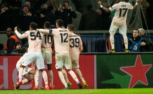 Les Mancuniens célèbrent le penalty inscrit par Rashford au Parc des Princes.