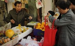 Le ralentissement de la croissance s'est poursuivi au troisième trimestre en Chine mais à un rythme plus modéré, tandis que l'activité a donné des signes de rebond en septembre, au moment où se prépare une relève du pouvoir dans la deuxième économie mondiale.