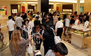 Les grands magasins Neiman Marcus ont été rachetés pour 6 milliards de dollars par les fonds américain Ares et l’Office d’investissement du régime de pensions du Canada (CPPIB) à un groupe d'investisseurs, dont les fonds TPG et Warburg Pincus.