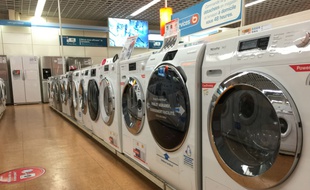 Le rayon lave-linge d'un magasin Boulanger.