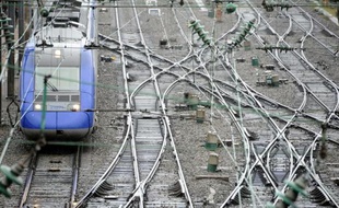 Un TER (train régional) quitte la gare de Rennes, le 9 décembre 2011