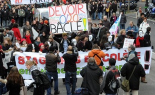 Les moyens de l'Education nationale seront au coeur du débat en 2012, avec la proposition de François Hollande de créer 60.000 postes que l'UMP juge "folle", après qu'en 2011 le sujet a suscité une fronde des élus locaux et une mobilisation inédite dans l'enseignement privé.