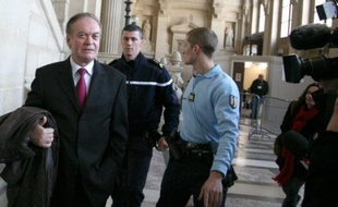 Bernard Bonnet, qui a succédé au préfet de Corse Claude Erignac tué en février 1998 en Corse, a jugé "tout à fait crédible l'implication d'Yvan Colonna" dans cet assassinat, lundi devant la cour d'assises spéciale de Paris qui juge en appel le berger de Cargèse.