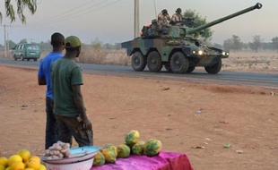 Le Parlement doit se prononcer lundi sur la prolongation de l'opération militaire française au Mali, dont le dispositif est peu à peu allégé, près de quatre mois après le début des combats contre les groupes islamistes qui occupaient le nord du pays.