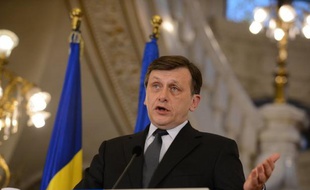 Le président intérimaire roumain Crin Antonescu a affirmé vendredi que la Roumanie et son chef de l'Etat "ne reçoivent pas d'ordres" de l'extérieur, un jour après que la Commission européenne a sommé Bucarest de respecter l'Etat de droit.