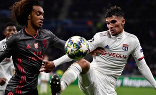 Le latéral du Benfica Thomas Tavares a eu toutes les peines du monde à éteindre Houssem Aouar, décisif sur le but de Memphis Depay mardi. JEFF PACHOUD