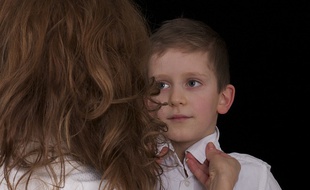Une mère et son fils.