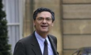 Nicolas Sarkozy a nommé vendredi le secrétaire général de l'UMP Patrick Devedjian au poste de ministre en charge de veiller à l'application du plan de relance économique de 26 milliards d'euros dévoilé jeudi à Douai, a confirmé l'Elysée.