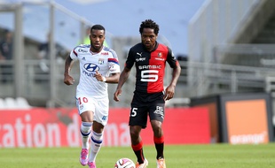 Jean II Makoun face au buteur lyonnais Alexandre Lacazette, en août 2014.