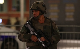 Au moins 60 personnes sont mortes jeudi soir sur la Promenade des Anglais de Nice, fauchées par un camion qui a roulé dans la foule sur une distance de 2 km.
