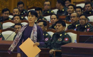 Aung San Suu Kyi a longtemps présenté le visage d'une opposante acharnée et jusqu'au-boutiste, mais l'icône birmane devenue députée est désormais une actrice du jeu politique condamnée aux compromis avec, selon les analystes, ses adversaires comme ses alliés.