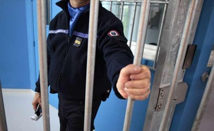 Un surveillant pénitentiaire ferme une porte à la prison d' Alençon-Condé-sur-Sarthe le 30 avril 2013.