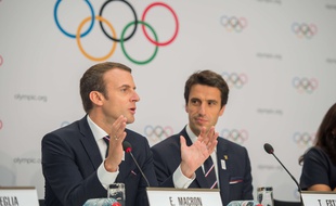 Emmanuel Macron, avec Tony Estanguet à ses côtés, lors de la présentation de la candidature de Paris aux JO 2024 à Lausanne, le 11 juillet 2017.