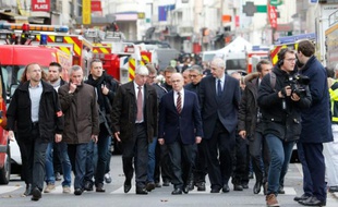 Le ministre de l'Intérieur Bernard Cazeneuve (c) arrive à Saint-Denis à l'issue d'une opération policière antiterroriste en lien avec les attentats de Paris, le 18 novembre 2015