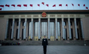 Un agent de sécurité devant le Palais de l'Assemblée du Peuple à Pékin, avant l'ouverture de la session parlementaire annuelle, le 5 mars 2016