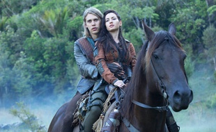 Les acteurs Austin Butler et Ivana Baquero dans «Les Chroniques de Shannara».