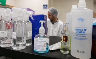 Un centre de fabrication de solution hydroalcoolique pour les professionnels dans une pharmacie parisienne.