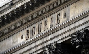 Gros plan sur la façade du Palais Brongniart, l'ex-Bourse de Paris, en 2013