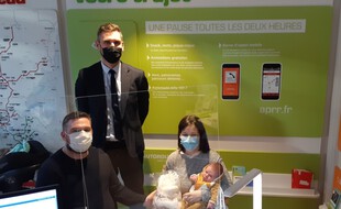 Tiago et ses parents aux côtés du directeur d'Area, vendredi à Voreppe.