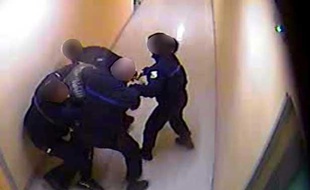 Extrait d'une caméra de vidéosurveillance de la prison de Saint-Quentin-Fallavier (Isère). Un détenu est maîtrisé par des agents pénitentiaires en 2013.