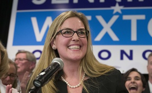 L'élue de Virginie, Jennifer Wexton, a accroché un drapeau trans devant son bureau.
