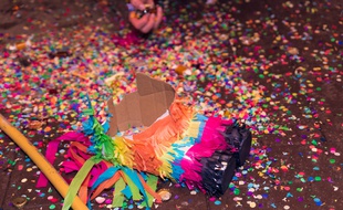 Confettis et piñata. (Illustration)