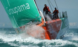 Le voilier français Groupama 4, skippé par Franck Cammas, a accru son avance mardi en tête de la flotte de la Volvo Ocean Race, profitant de vents favorables pour se donner une marge de sécurité en prévision d'un retour possible de ses cinq poursuivants.