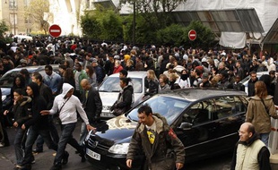 5.000 personnes s'étaient rassemblées aux Champs-Elysées, à Paris, pour l'opération d'une société qui voulait distribuer de l'argent dans la rue le 14 novembre 2009.
