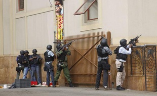 Les forces armées devant le centre commercial de Nairobi, au Kenya, théâtre d'une prise d'otages le 21 septembre 2013.