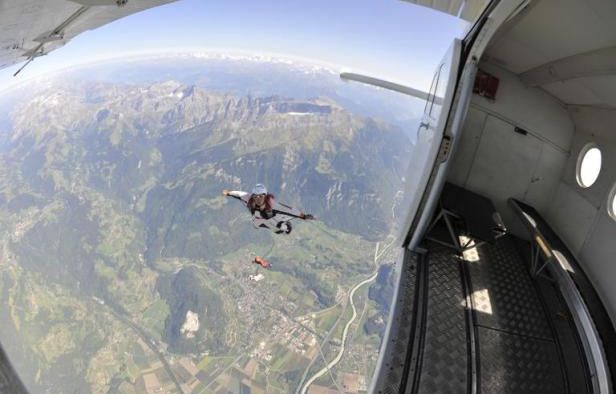 Un pilote jugé pour avoir mortellement percuté un adepte du wingsuit