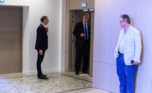 Jean-Paul Delevoye (au centre) s'apprête à donner une conférence de presse pour présenter son rapport, le 18 juillet 2019.