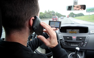 Un automobiliste passe un appel en conduisant.