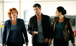 Les comédiens Véronique Genest, Guillaume Gabriel et Leslie Coutterand dans l'épisode "Les disparus" de "Julie Lescaut".