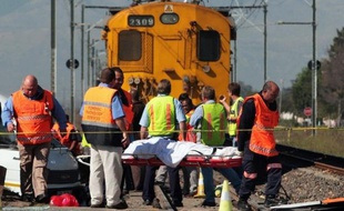 Au moins trente personnes ont trouvé la mort vendredi dans une collision entre un train et un camion transportant des ouvriers agricoles dans le nord-est de l'Afrique du Sud, ont indiqué les services de secours.
