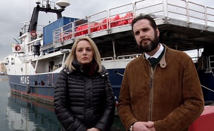 Regina et Chris Catrmbone devant le navire Phoenix de l'ONG Migrant Offshore Aid Station (MOAS).