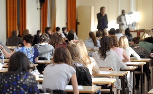 Une salle d'examen du bac au lycée Poincaré de Nancy.