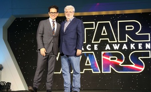 J.J. Abrams et George Lucas lors de la sortie de « Star Wars : Le Réveil de la Force ».