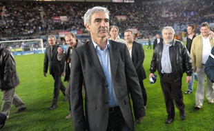 Raymond Domenech sur la pelouse de la Meinau pour les trente ans du titre du Racing, le 27 avril 2009.