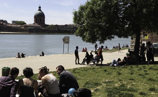 Illustration beau temps aux berges de la Garonne. Toulouse, FRANCE-5/05/14